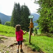 Gsieser Tal Eichhoernchenweg Kind Mensch