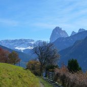 lajen tschoefas poststeig aussicht nach groeden herbst