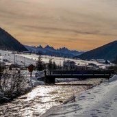 winter am vallerbach vals blick auf geislergruppe