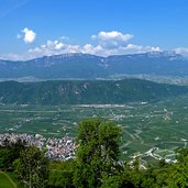 leiferer hoehenweg breitenberg sicht auf leifers unterland ueberetsch