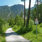 radweg reschensee seerundweg suedlich von graun