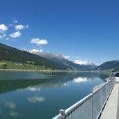 radweg seerundweg bei graun im vinschgau reschensee