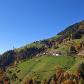 muthoefe oberhalb von dorf tirol herbst fr