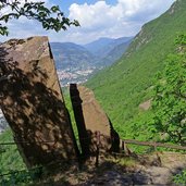 leiferer hoehenweg in porphyr stein gehauener ochsenkarrenweg oberhalb bozen sued