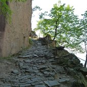 leiferer hoehenweg in porphyr stein gehauener steiler ochsenkarrenweg oberhalb bozen sued