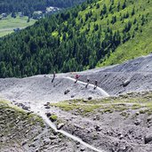 wanderer am weg zur tabarettahuette bei ladum marltferner schutthalden