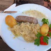 kraut und wurst bei unteraichnerhof