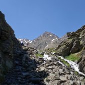 kleiner wasserfall steinhalde aufstieg weg nr wanderer