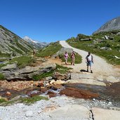 wanderer am weg zur lafitz alm zillertal