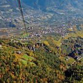 herbst dorf tirol und umgebung von seilbahn aus