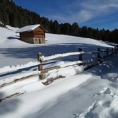 schneelandschaft huette unter plose