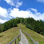 weg anstieg zu spronser seen und mutspitze bei mutkopf dorf tirol