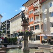 St Ulrich Groeden Dorfzentrum Brunnen