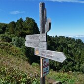 seiser alm puflatsch rundweg wegweiser abzweigung nach kastelruth