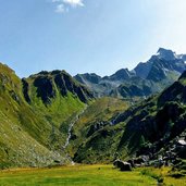 visuale dalla lahneralm con rifugio brigata tridentina sullo sfondo