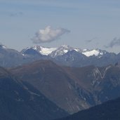 blick zu den zillertaler alpen bei hochfeiler