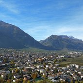 latsch aus seilbahnfenster st martin im kofel herbst