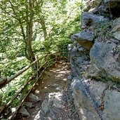 dorf tirol wanderweg bei hochmuth