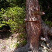 wegweiser weg abstieg von spiluck nach vahrn und karspitze