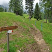 karerpass weg nr latemar labyrinth wegweiser