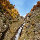 vinschger hoehenweg laerchenwald westlich von st martin im kofel wasserfall