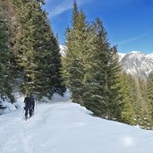 skitourengeher am forstweg laugenalm