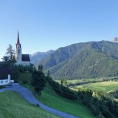 valgenaeun mit st valentin kirche bei freienfeld