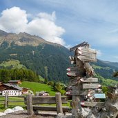 ridnauntal untere gasse und wegweiser