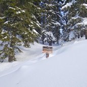 stuls weg nr b richtung egger grub alm winter wegweiser im schnee