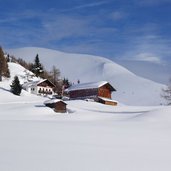 winter bei eggergrubalm oberhalb stuls dahinter stuller mut