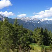 lachwiesen und aussicht zu den pragser dolomiten