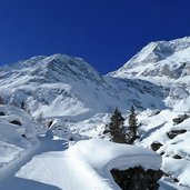 winter im pfelderer tal schnee weg nach lazinser alm