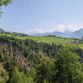 erdpyramiden lengmoos mit aussicht auf mittelberg und dolomiten