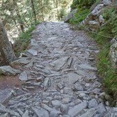 steiniger felsiger abstieg weg nr bei maiern