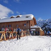 winter bei schutzhaus zallinger skipiste seiseralm