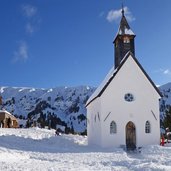 winter bei schutzhaus zallinger skipiste seiseralm