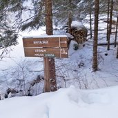 forstweg zur liegalm winter deutschnofen wegweiser