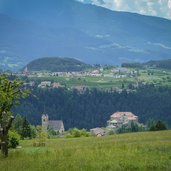 sicht auf schloss rodenegg dahinter natz