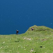 wanderer bei wilder see umrundung rundweg