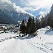 partenza con vista del paese di Resia start mit blick auf reschen dorf