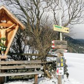 wegweiser oberhalb von reschen