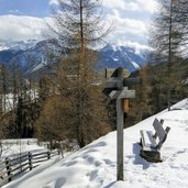 wiesen bei valierteck wallfahrtsort bei reschen winter wegweiser