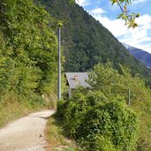 weg abstieg vellau nach dorf tirol