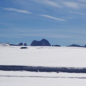 winter wiesen bei auf der schoen unter dem rittnerhorn dahinter rosengarten