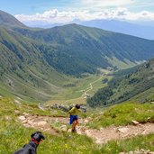 Altfasstal Wieserhuette Aufstieg Seefeldsee Blick talauswaerts Wanderer Hund