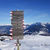 wegweiser bei schutzhuette rittner horn haus winter