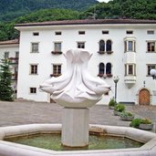 salurn delfinbrunnen am rathausplatz