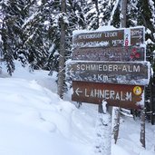 winter schnee abzweigung weg b zur petersberger leger alm