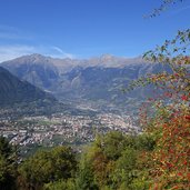 herbst aussicht auf meran und umgebung