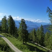 wanderweg nach radlsee bei kuehhof latzfons